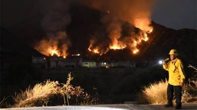 Пожарным не удается локализовать пожары в американском штате Калифорния