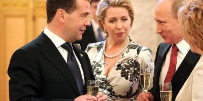 Стали известны доходы жён Медведева и Пескова