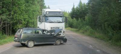 В Карелии легковушка столкнулась с грузовиком – есть пострадавшие