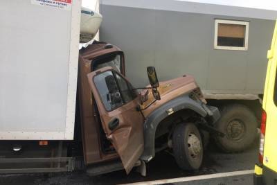 В столкновении грузовиков под Тверью погиб один человек и пострадали двое