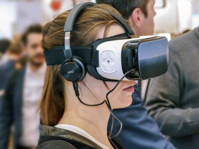 Офтальмохирург Игорь Азнаурян рассказал об опасности очков виртуальной реальности