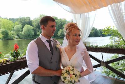 Около 650 пар поженились в Медовый спас в Москве