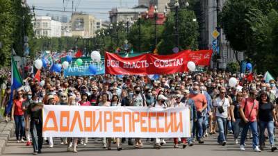 В Хабаровске люди на митинге скандировали "Жыве Беларусь!"