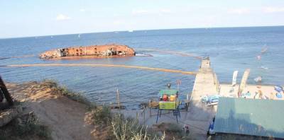 Одесситы купаются в мазуте из танкера «Delfi» – власти молчат об опасности и даже не закрыли пляжи