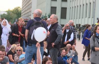 На акцию у Дома правительства в Минске пришли Владимир Некляев и Андрей Дмитриев