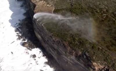 В Австралии сняли на видео текущие снизу вверх водопады