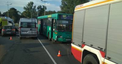 В Большом Исаково столкнулись легковушка и пассажирский автобус (фото)