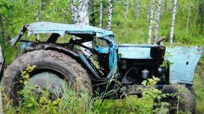 Два человека погибли в перевернувшемся тракторе под Омском