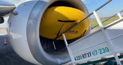 В Аргентине надувную шлюпку засосало в турбину самолета
