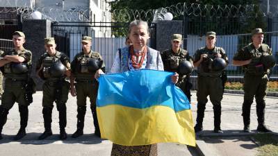 Обвиняемого в нападении на посольство РФ избили на Украине