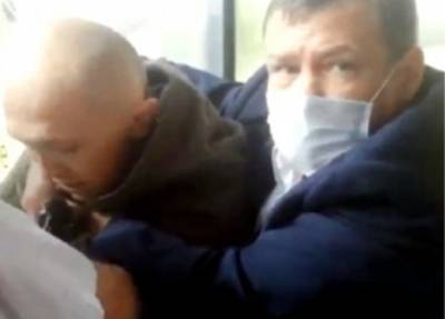 Приковали наручниками: в торговом центре Екатеринбурга жестко задержали семью без масок