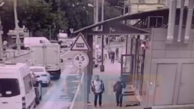 Видео: Мужчина спас пенсионерку от приближающегося поезда на Удельной