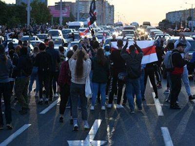 На месте гибели участника протеста в Минске начинают собираться люди
