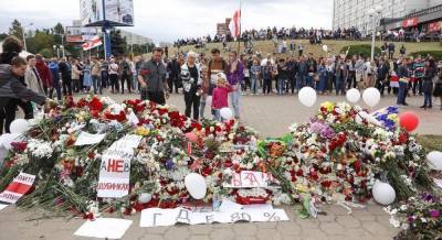 Тысячи белорусов вышли в центр Минска почтить память погибших на протестах (видео)