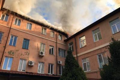 В Днепре тушили масштабный пожар: горело административное здание