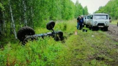 Под Омском при опрокидывании трактора погибли два человека