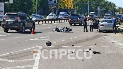 На выезде из Киева в Житомир BMW сбил мотоциклиста. Образовалась пробка длиной 5 км