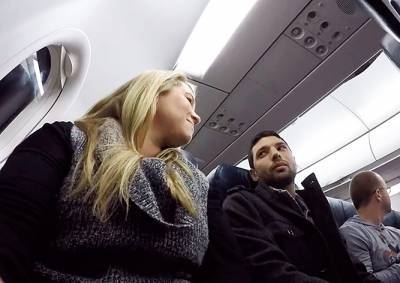 Видео: жена сообщила мужу о беременности через пилота самолета