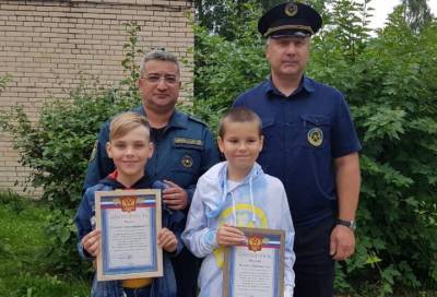 В деревне Кипень наградили мальчиков, которые предотвратили пожар