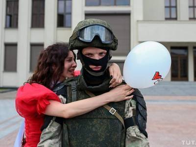 В Минске спецназ встал на сторону демонстрантов. Лукашенко просит Путина «поговорить»
