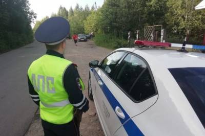 В Петербурге нарушитель протащил инспектора ГИБДД за машиной 700 метров