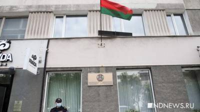 В Екатеринбурге у посольства Белоруссии прошел тихий митинг