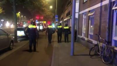 В Гааге молодежь закидывает полицию яйцами и петардами. Новости на "России 24"