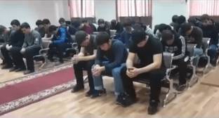 Полицейские публично отчитали молодых людей в Курчалое