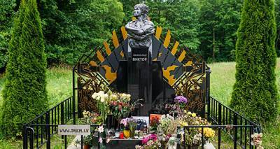"Цой жив!" Жители Латвии несут цветы к памятнику, установленному на месте гибели певца