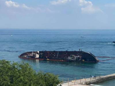 Танкер «Делфи» продолжает отравлять море возле Одессы, но пляжи не закрыты