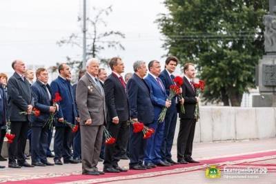 Руководители города и области возложили цветы к памятнику основателям Екатеринбурга