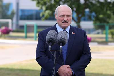 Лукашенко военным: ситуацию удержим, никакие зарубежные правительства не нужны