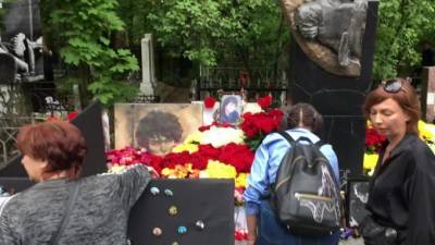 Роберт Цой - На Богословском кладбище проходит концерт памяти Цоя - piter.tv - Санкт-Петербург