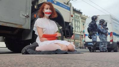 ОМОН вывели на акцию у Гостиного двора после лозунгов о "позорном" ФСБ