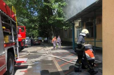 На Закарпатье загорелась районная больница: эвакуировали 200 человек