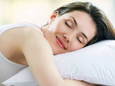 Врачи: сон на боку и на спине вызывает проблемы со здоровьем