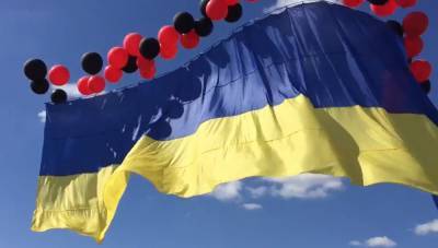 В небо над Крымом запустили 25-метровый флаг Украины (фото)
