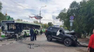 Появилось видео жесткого столкновения автобуса и внедорожника на востоке Москвы