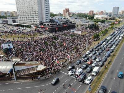 Тысячи людей в Минске попрощались с погибшим во время протестов Александром Тарайковским: фото