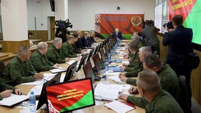 Руководство Белоруссии он никому не отдаст, «ситуацию удержит». Лукашенко провел стратегическое совещание в Минобороне