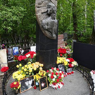 В Санкт-Петербурге на Богословском кладбище почтили память Виктора Цоя