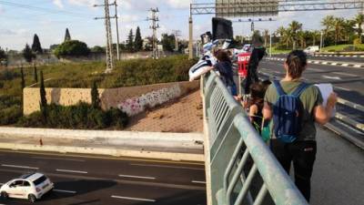 Восьмую неделю подряд: митинги против Нетаниягу на перекрестках и мостах по всей стране