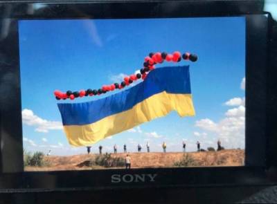В Крыму в небо запустили 25-метровый украинский флаг