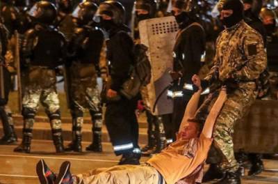 В Беларуси силовики задерживают людей на работе: ВИДЕО «спецоперации»
