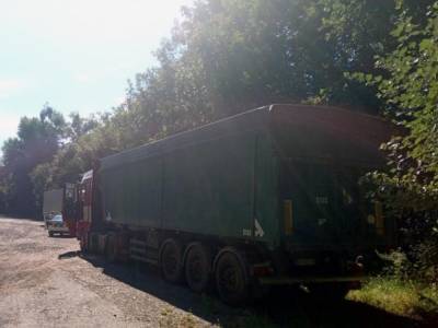 У водителей грузовиков были подделаны документы: в Житомирскую область приехали 2 фуры со львовским мусором