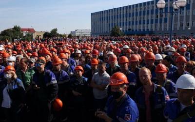 Лукашенко: Бастующим на заводах места быть не должно
