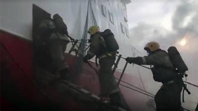 В Мурманске загорелась одна из палуб неэксплуатируемого судна