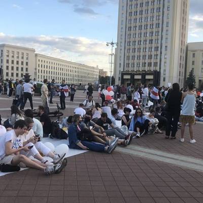 В центре Минска идут вечерние гулянья