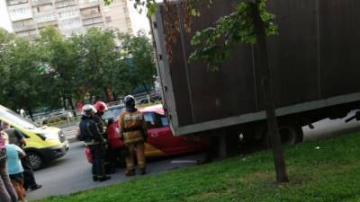 Такси угодило под фургон во Фрунзенском районе
