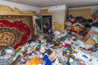Вывозили самосвалами: из квартиры киевлянина извлекли 7 тонн мусора (видео)